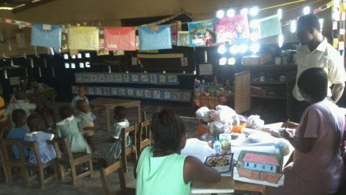 image: KG children working at table